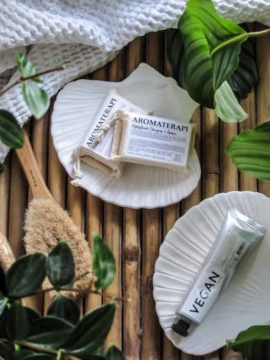 Klinta &mdash; AROMATERAPI-palasaippua | Teepuu & Kurjenpolvi